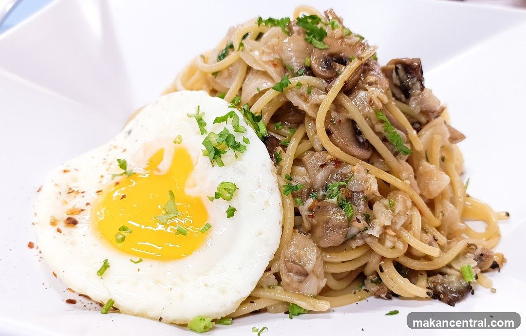 Spaghetti with Fried Egg and Mushrooms