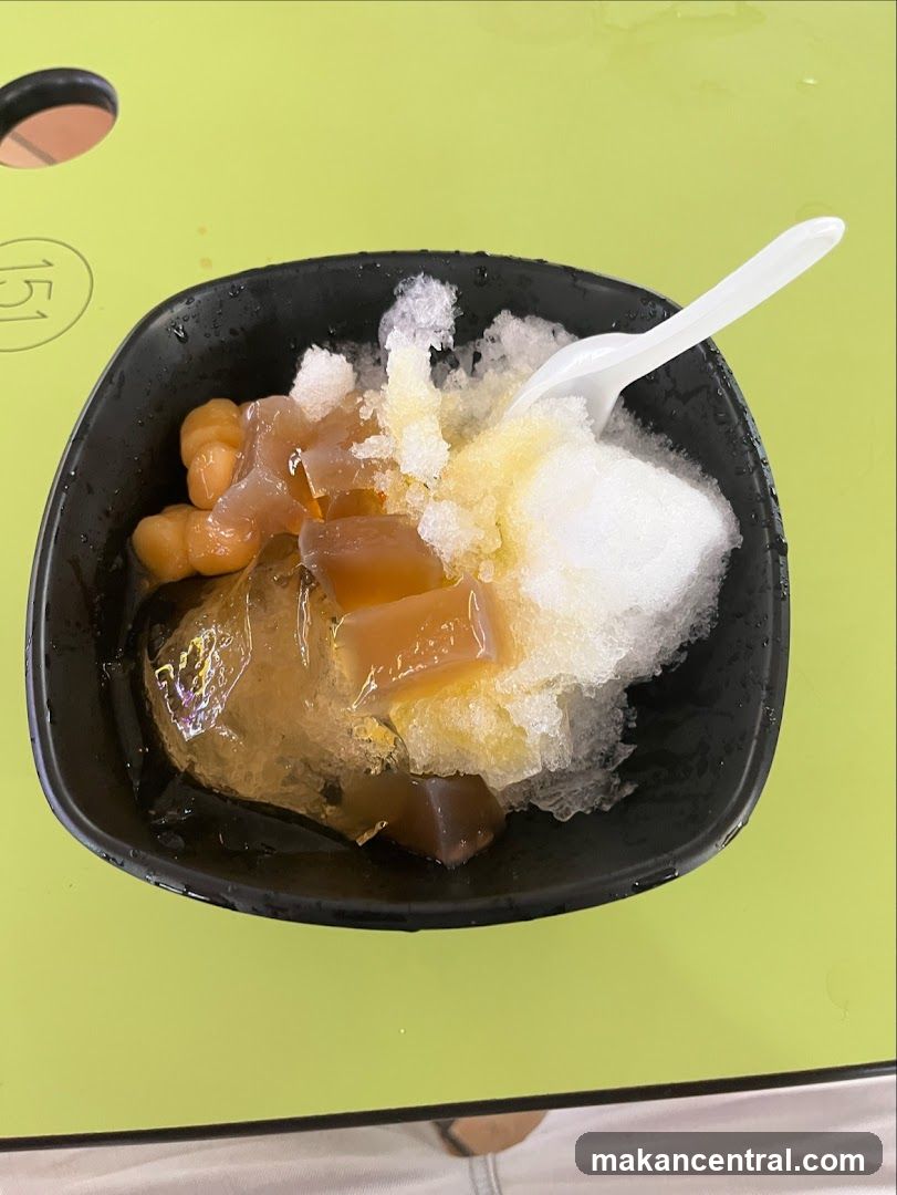 Dessert with shaved ice and jelly