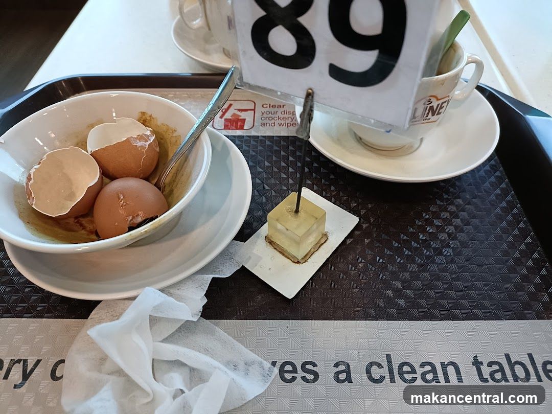 Table setting after a meal