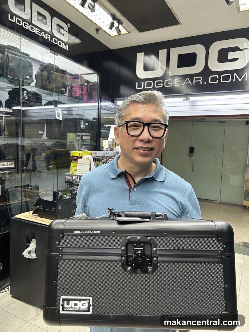 Man holding a UDG Gear case