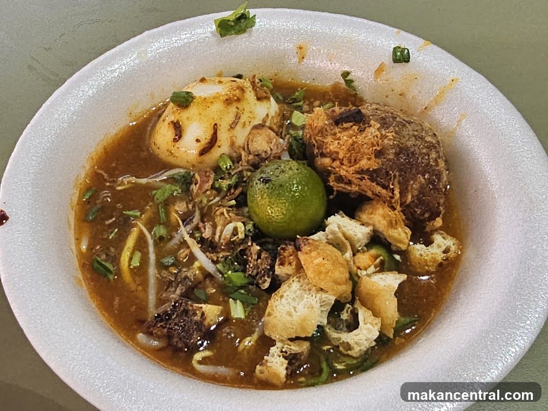 Noodle Soup with Egg and Fried Item