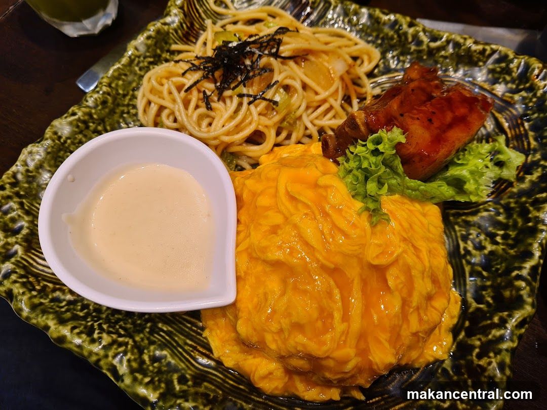 Omurice with side dishes