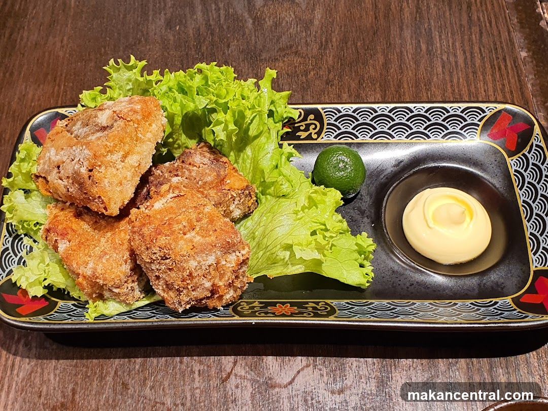 Fried Chicken with Lettuce and Dip