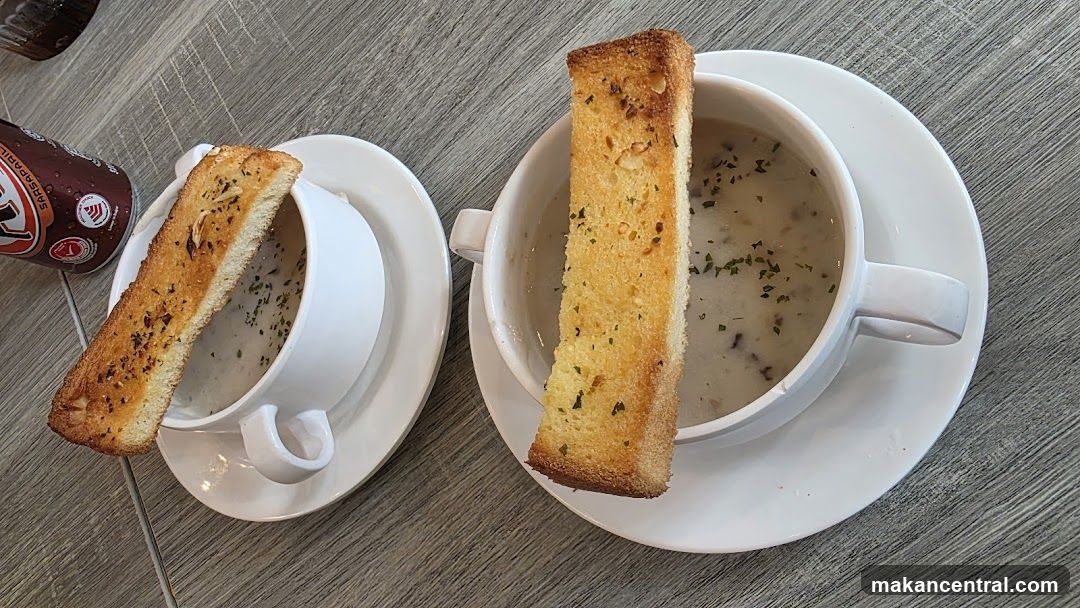 Creamy Mushroom Soup with Garlic Bread