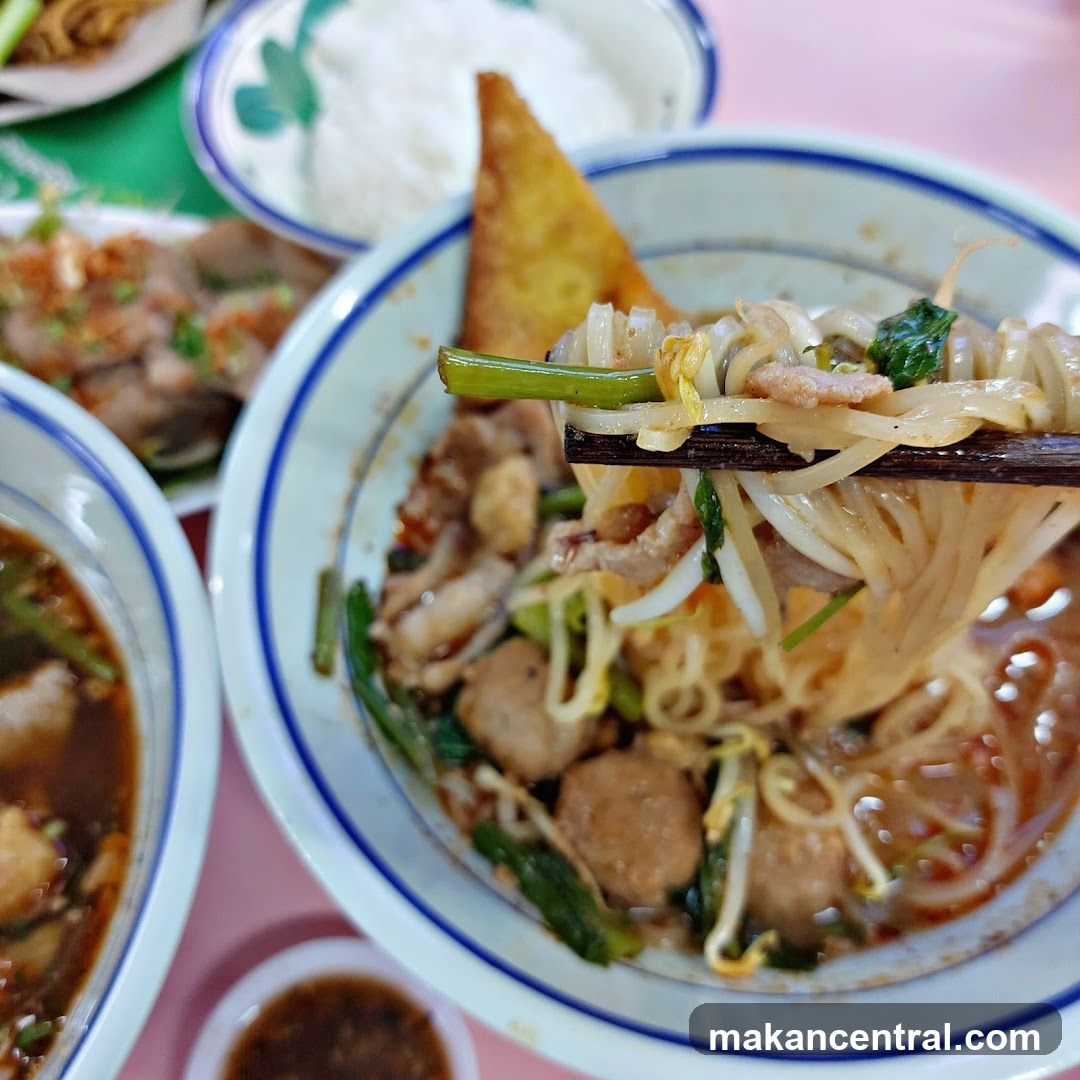 Noodle Soup with Meatballs and Fried Wonton