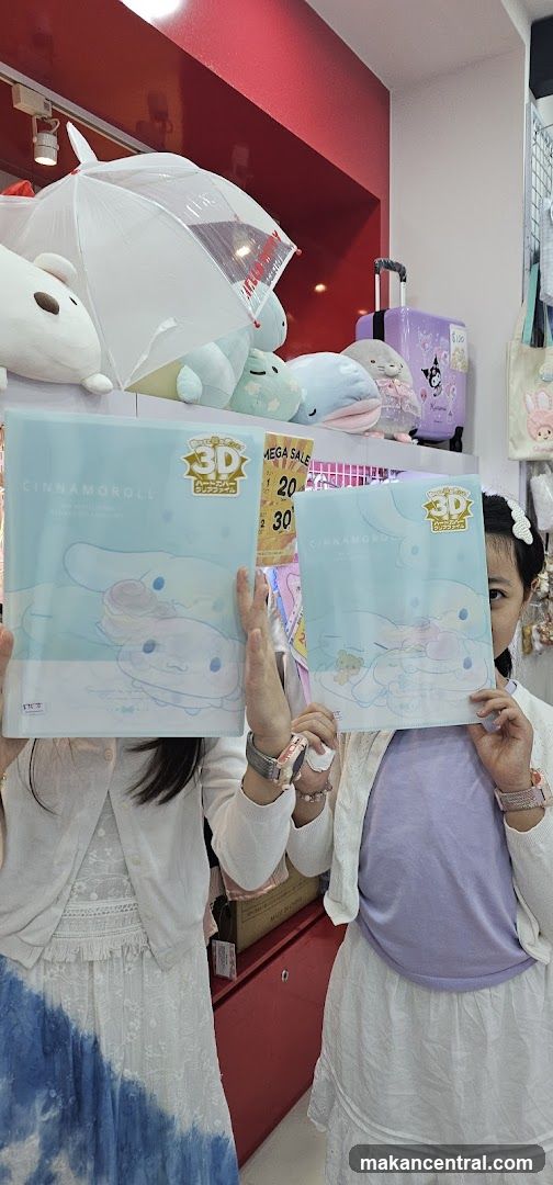 Two people holding Cinnamoroll folders