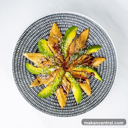 Avocado and Seaweed Dish