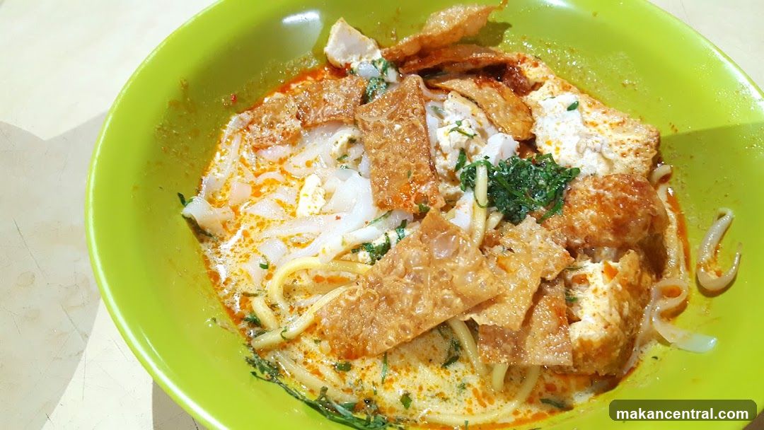 Laksa in green bowl