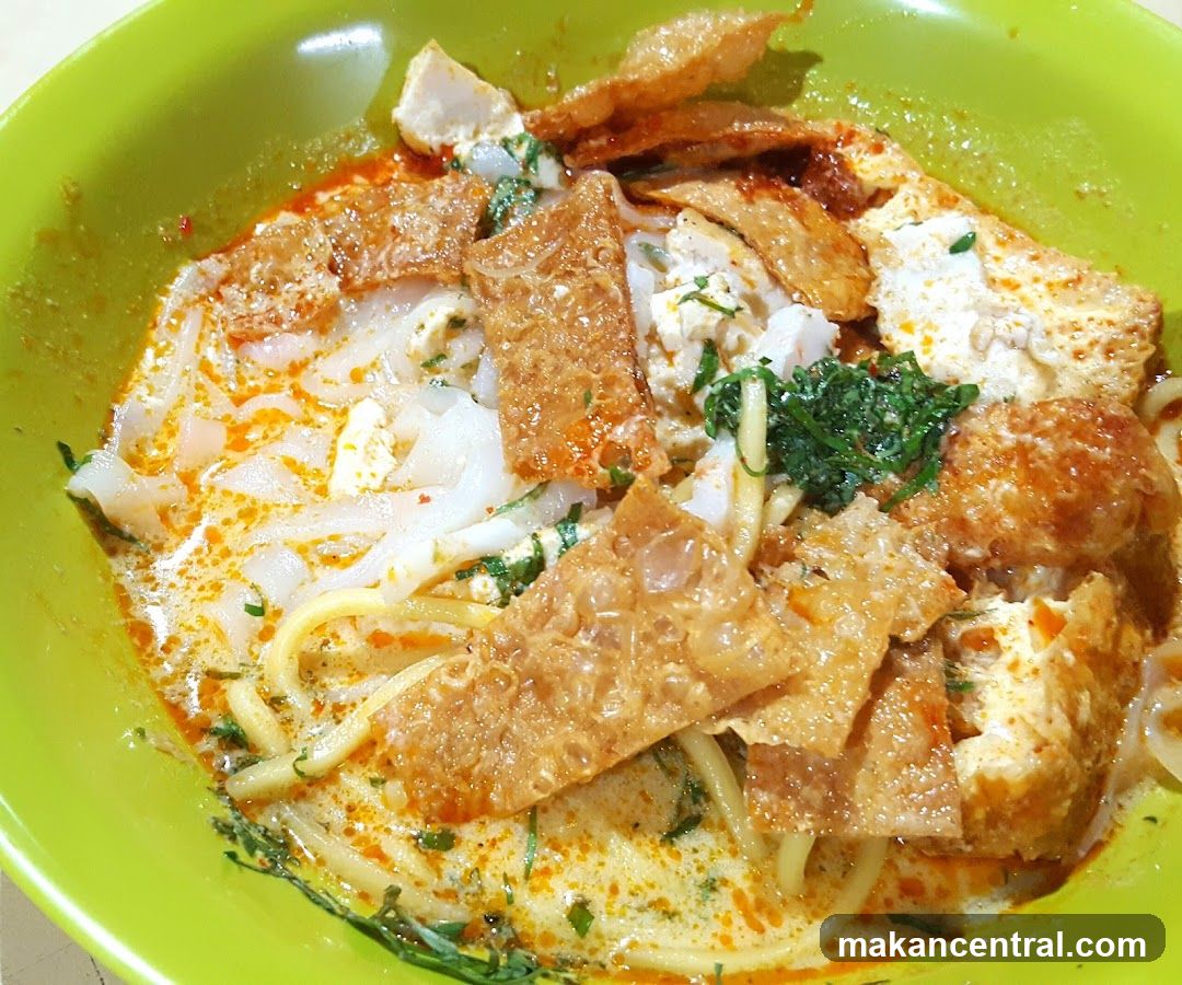 Laksa in green bowl