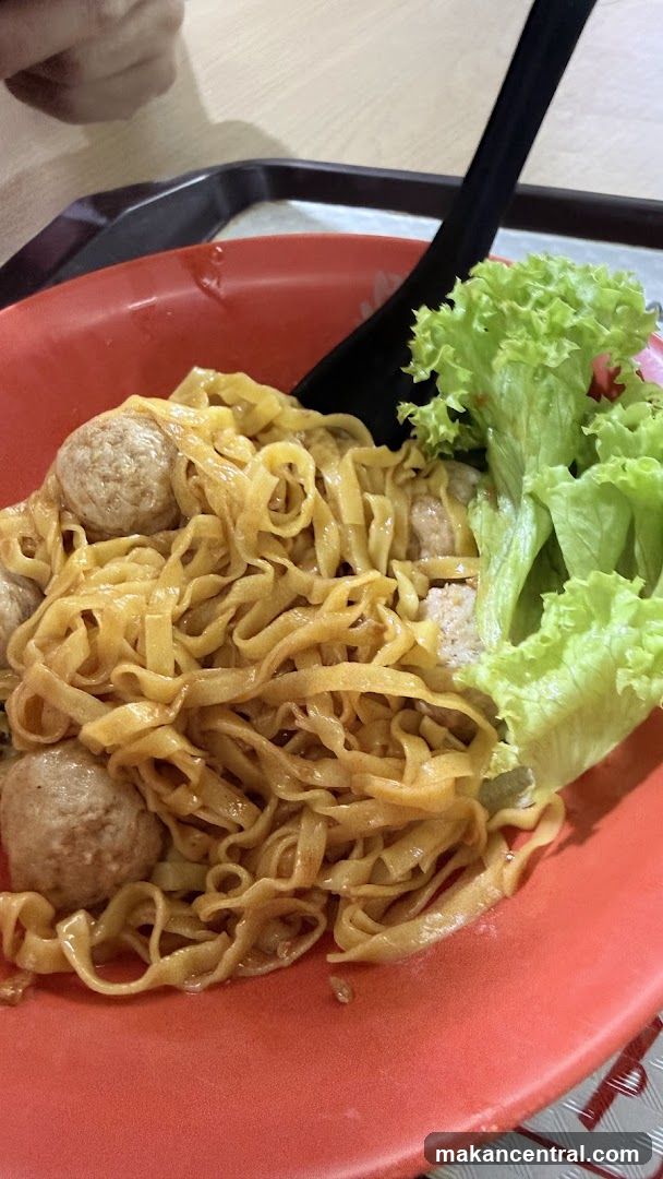 Noodles with meatballs and lettuce