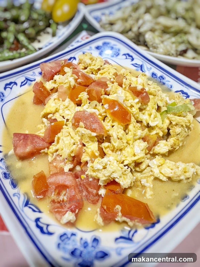Tomato and scrambled eggs dish