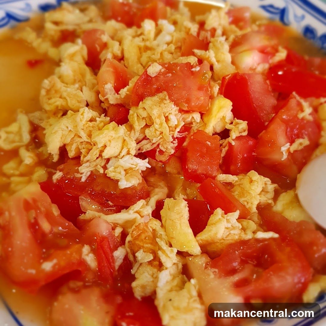 Tomato and scrambled eggs dish