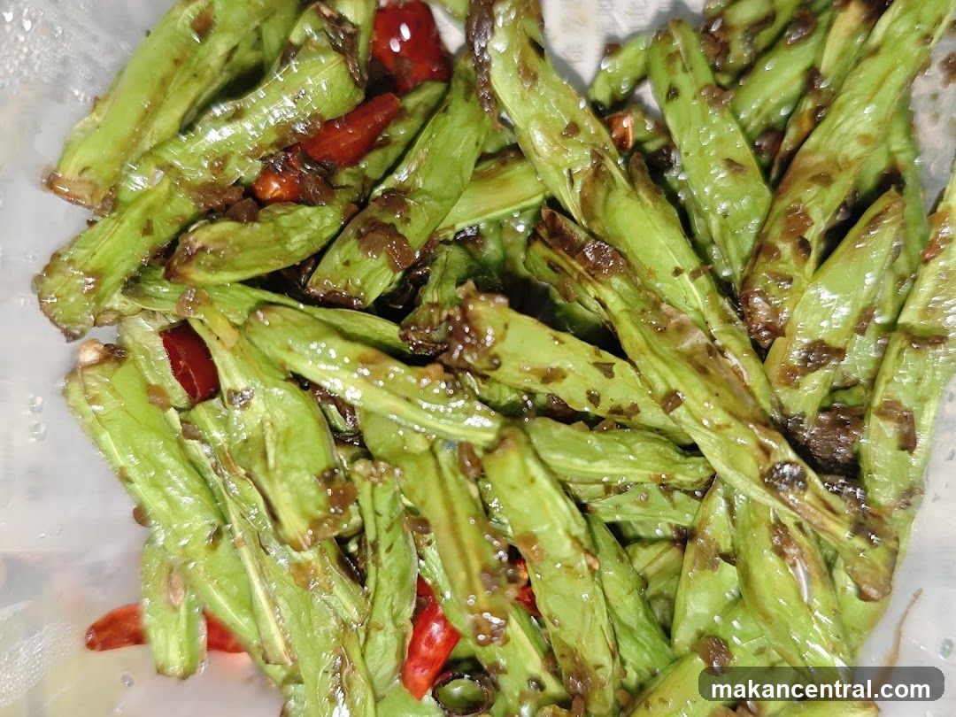 Cooked Green Beans with Chili