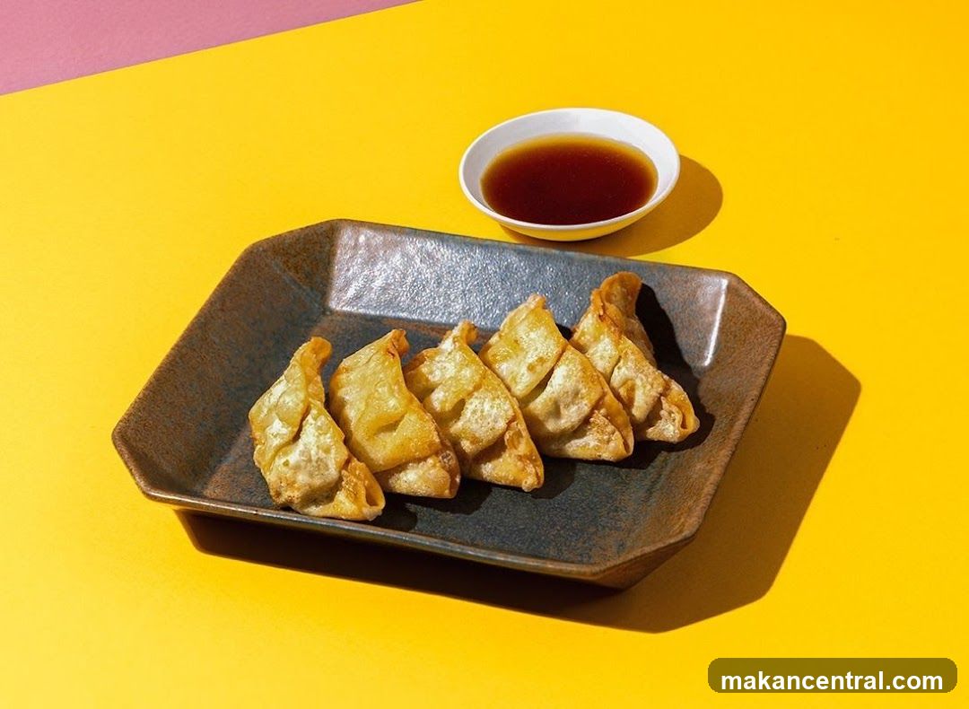 Gyoza with dipping sauce