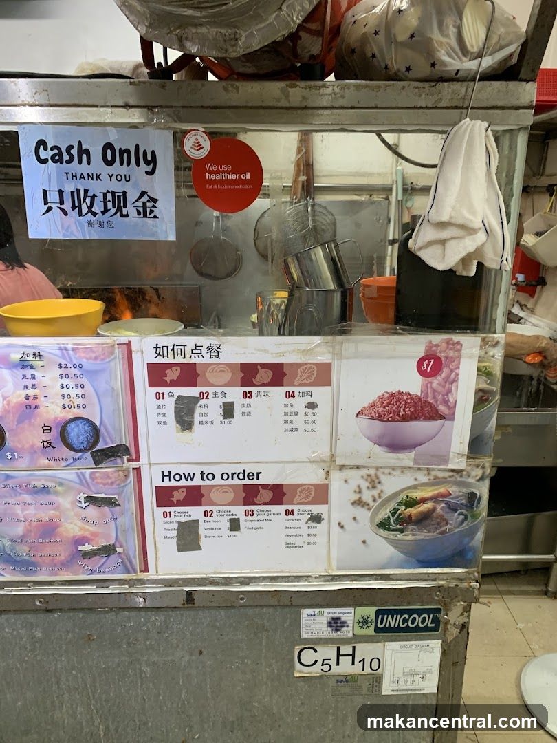 Food stall counter with ordering instructions and cash-only notice