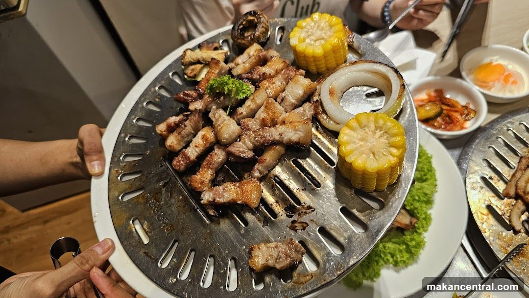 Grilled meat and vegetables on a barbecue plate