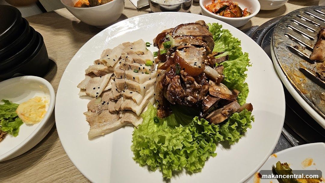 Dining Table with Korean-style Plate