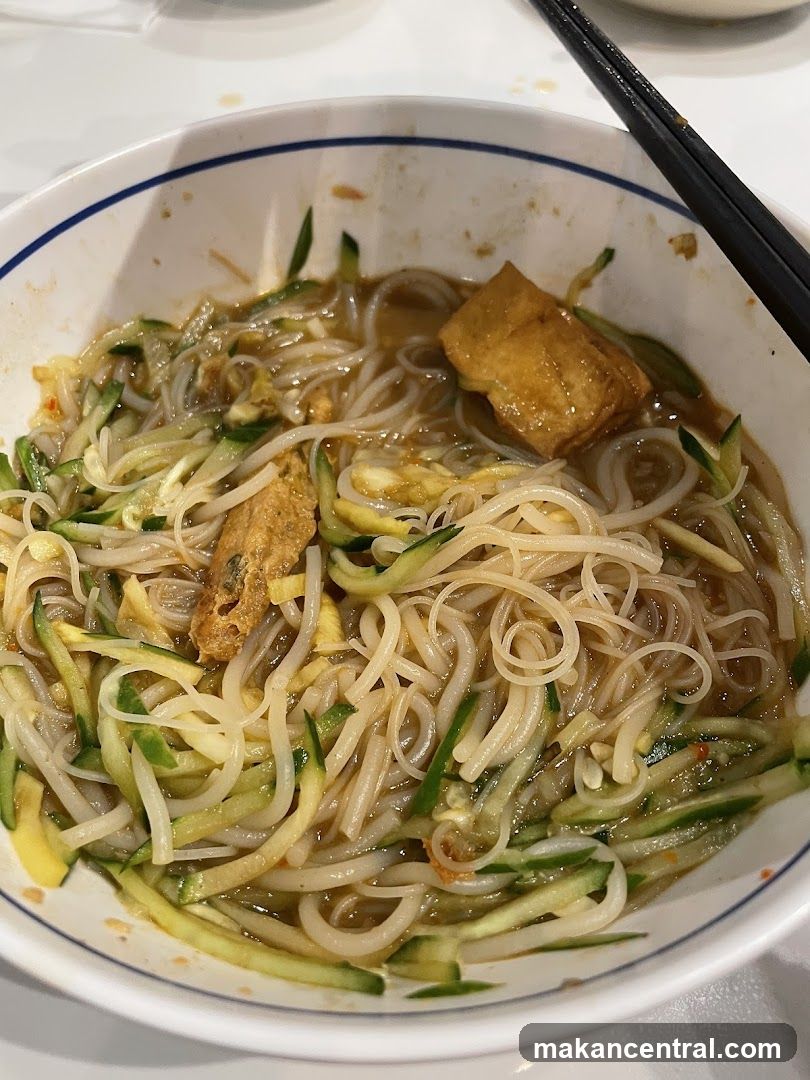 Noodles with vegetables and tofu