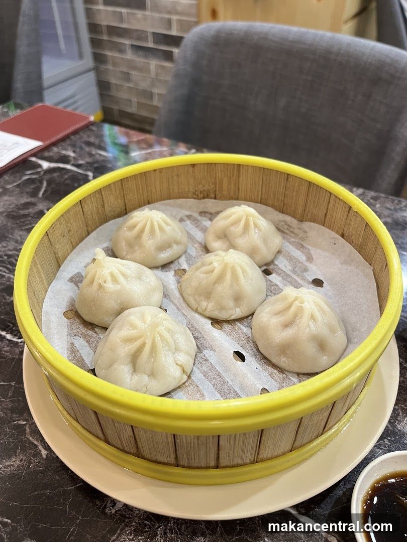 Dumplings in Bamboo Steamer