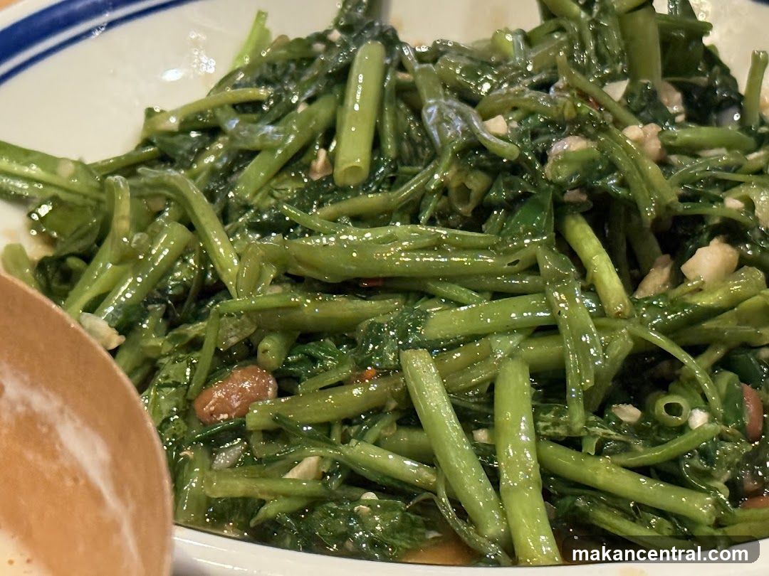 Stir-fried greens dish