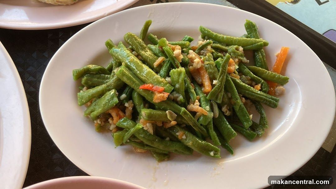 Stir-fried green beans dish
