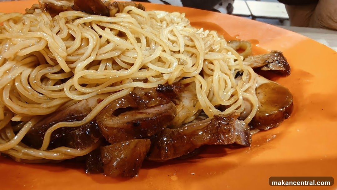Noodles with meat on orange plate