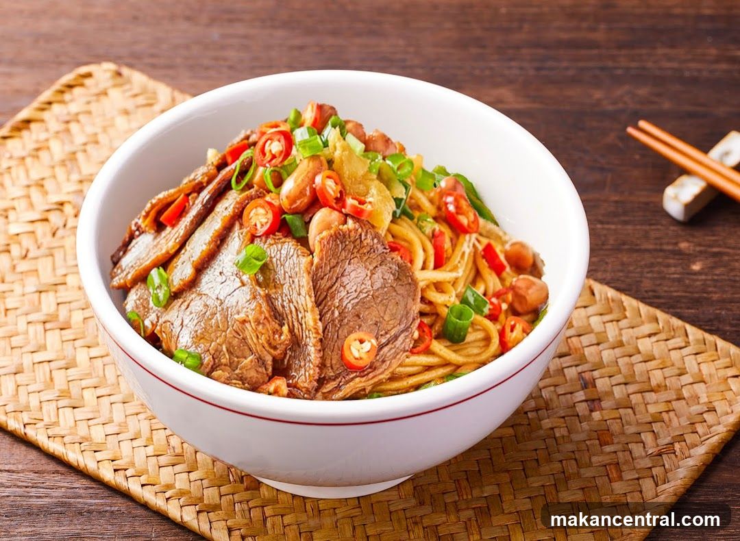 Bowl of Noodles with Meat and Vegetables