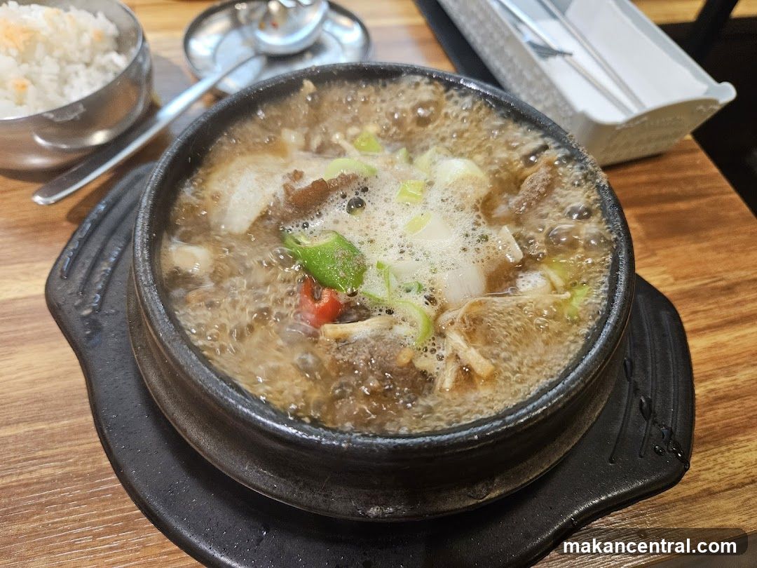 Stir-fried stew in stone pot