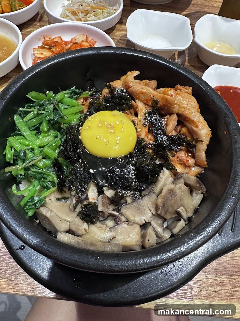 Stir-fried rice bowl with toppings