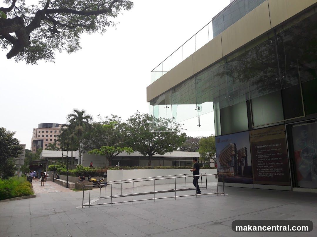 Outdoor commercial building entrance area