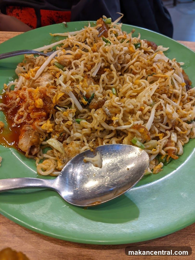 Noodles on green plate
