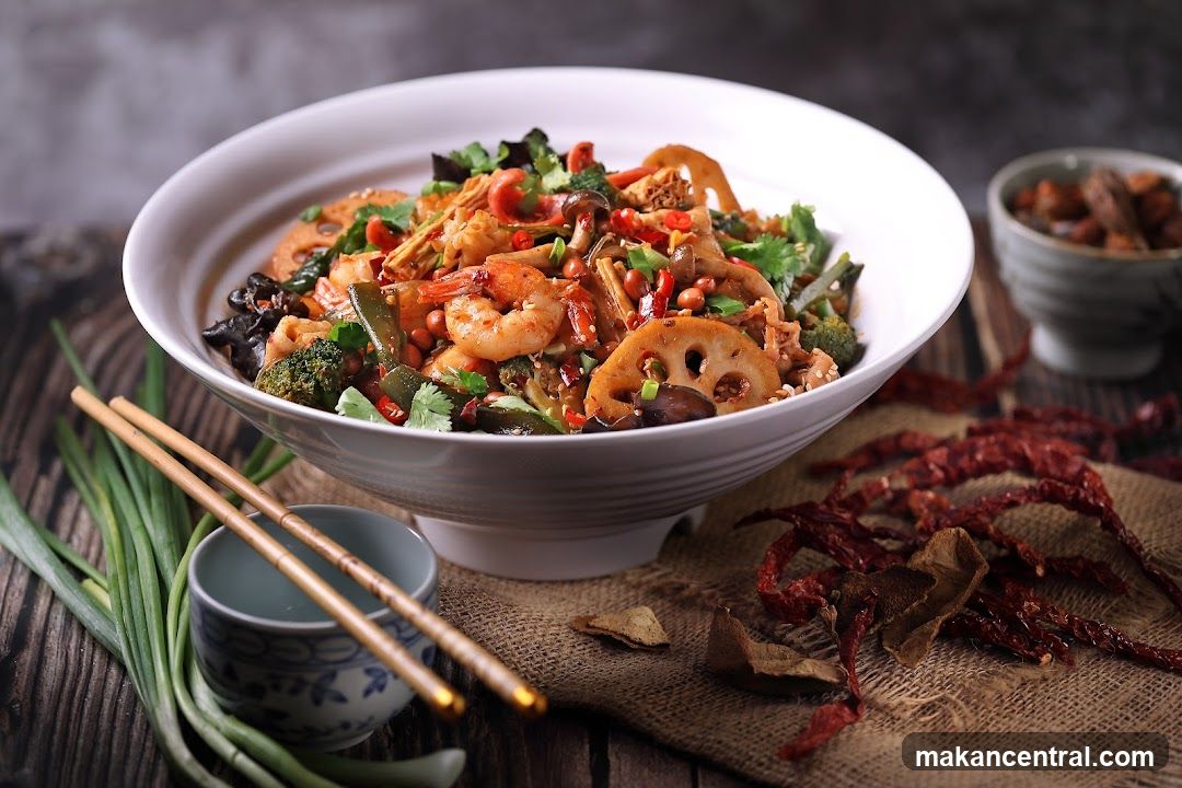 Spicy Stir-Fried Noodles with Shrimp and Vegetables