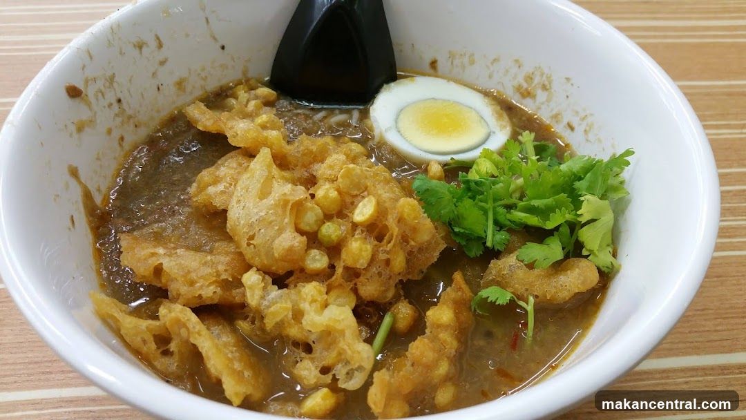 Bowl of Noodles with Fried Ingredients and Egg