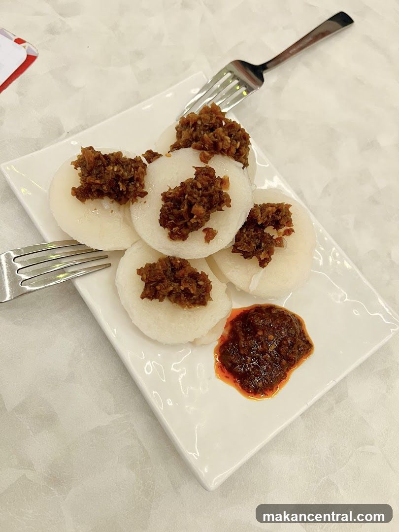 Rice cakes with topping and chili sauce