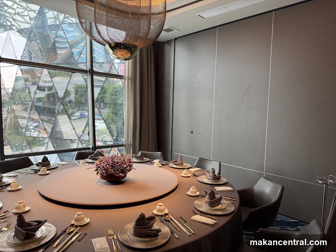 Elegant Dining Room with Round Table