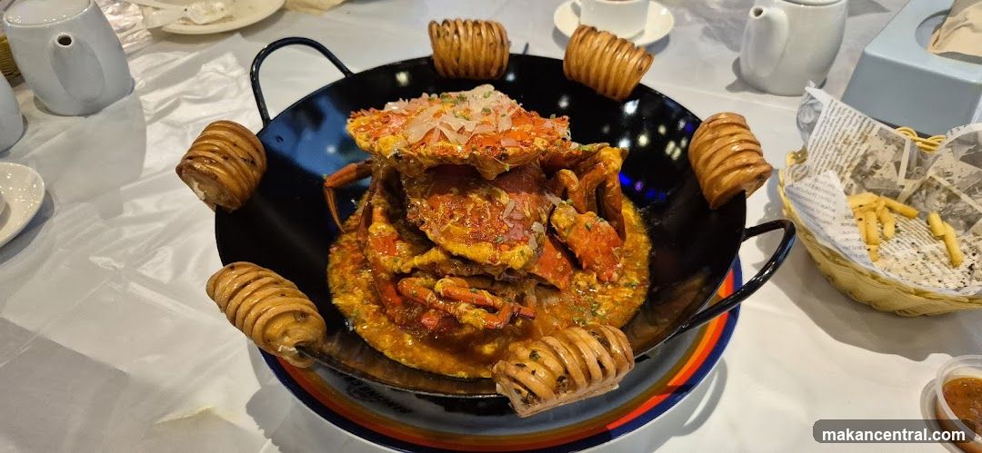 Crab dish with fried potato spirals