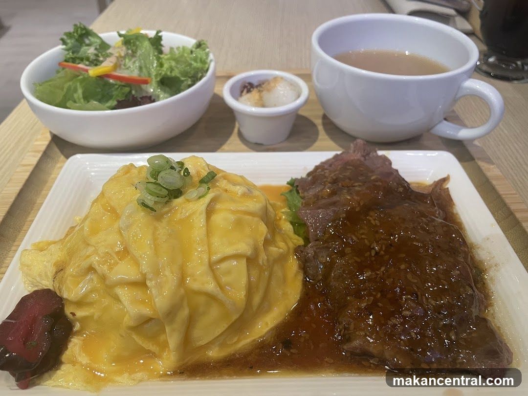 Omurice with Sliced Beef and Salad