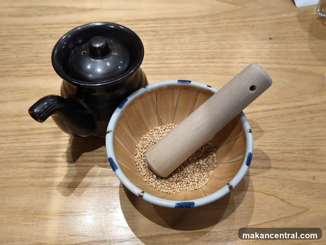 Sesame seeds and sauce dispenser