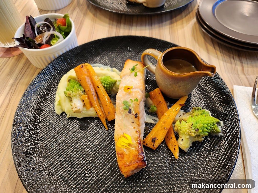 Salmon with Mashed Potatoes and Vegetables