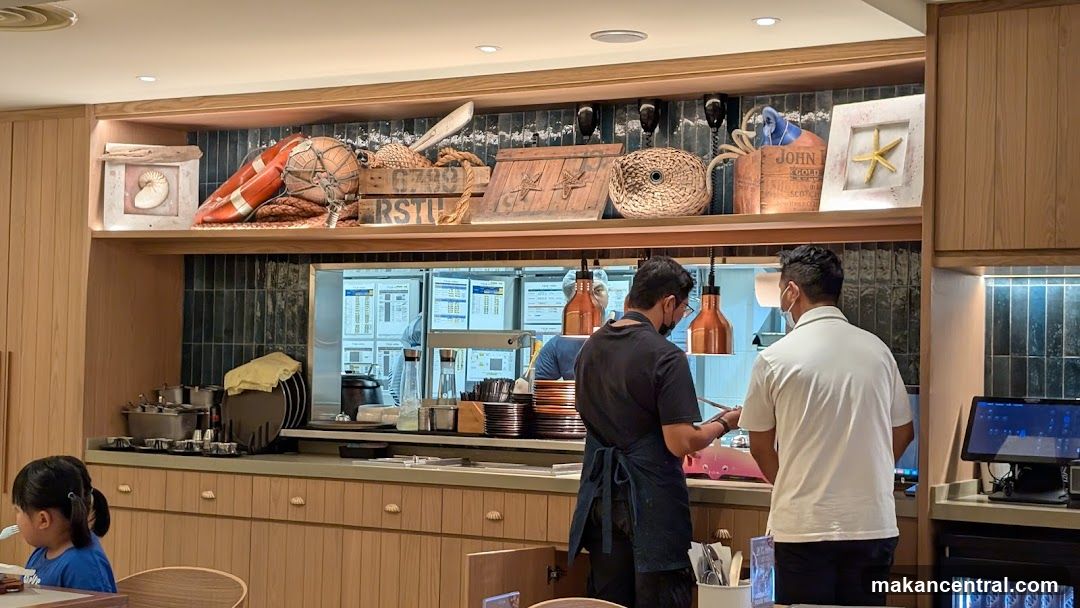 Restaurant Kitchen and Decor