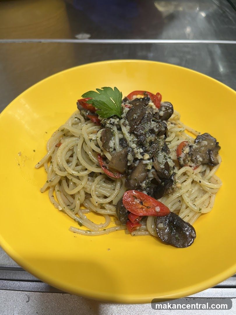 Spaghetti with Mushrooms and Peppers