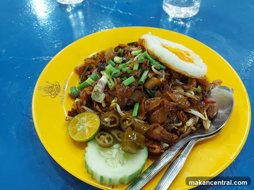 Fried Kuey Teow with Fried Egg