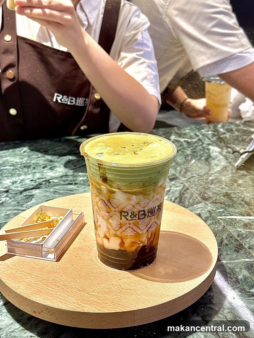 Matcha Drink with Gold Flakes