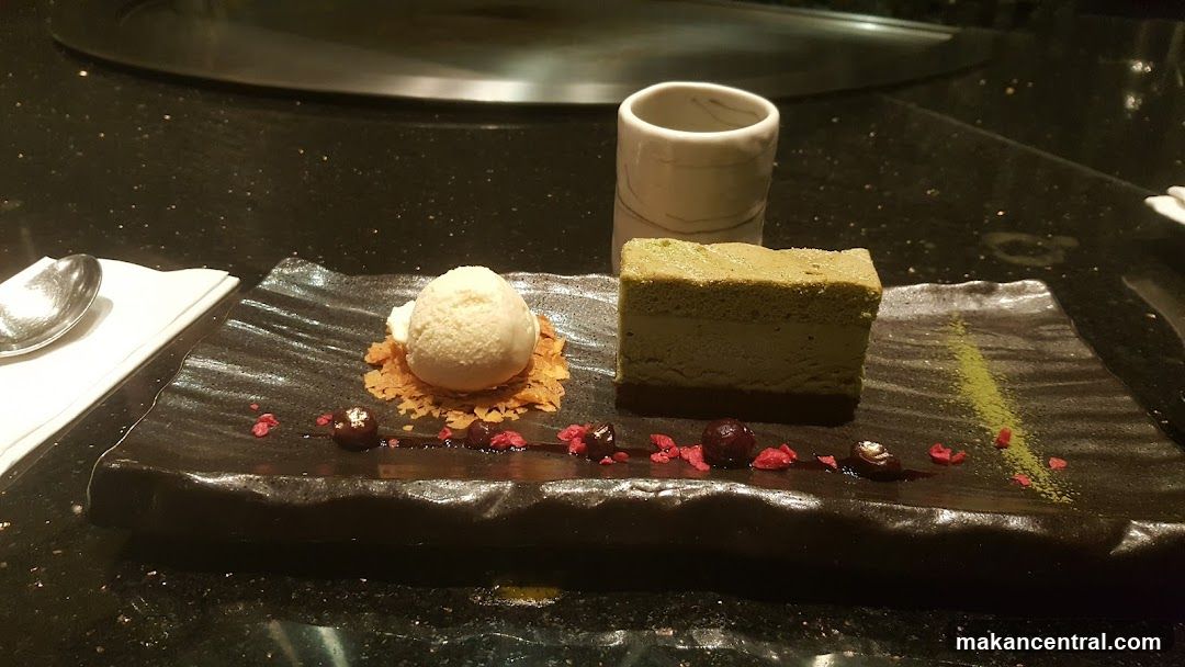 Matcha cake with ice cream