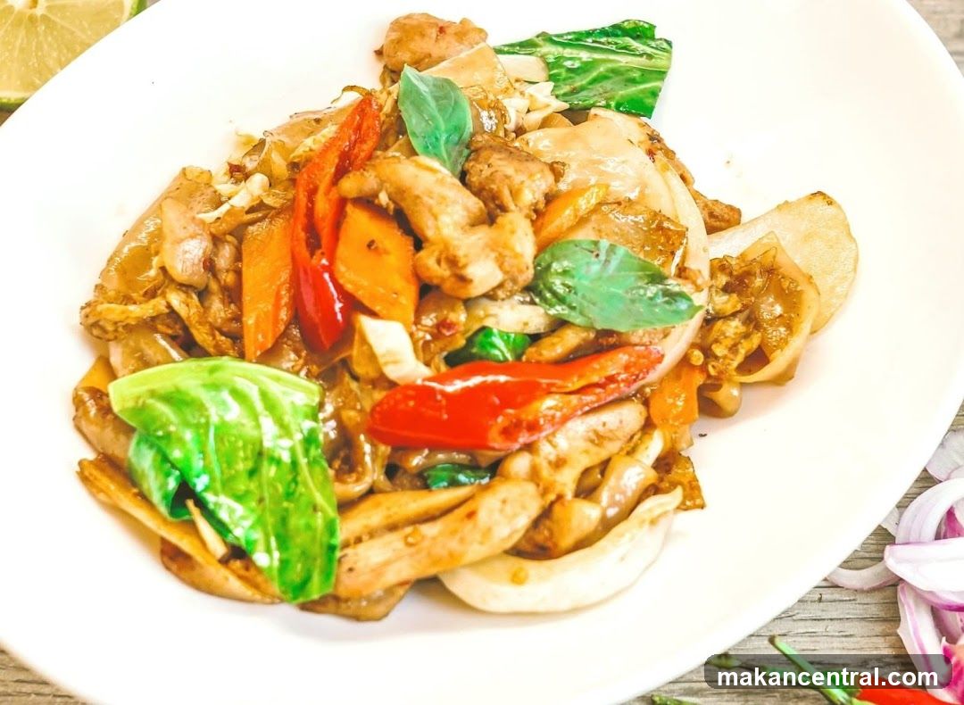 Stir-fried Noodles with Chicken and Vegetables