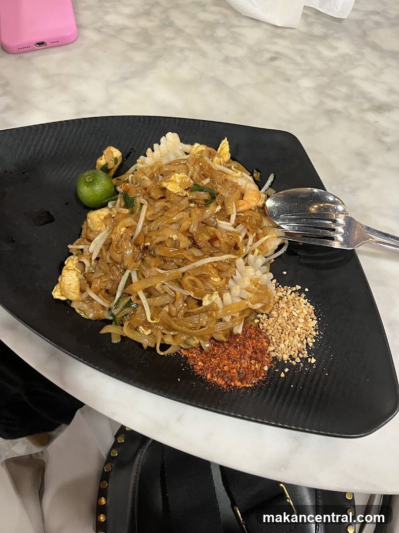 Pad Thai with Garnishes