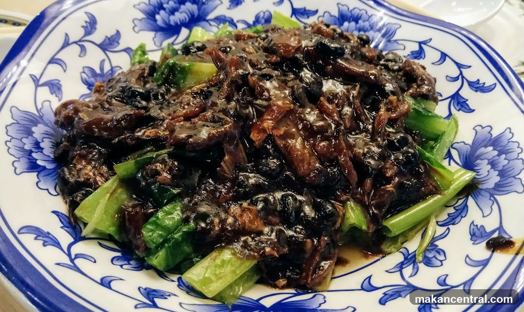 Stir-fried dish with vegetables and dark sauce