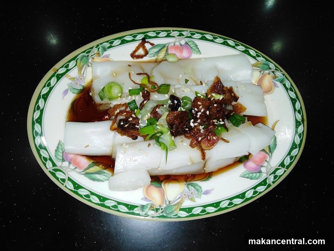 Steamed Rice Rolls with Toppings