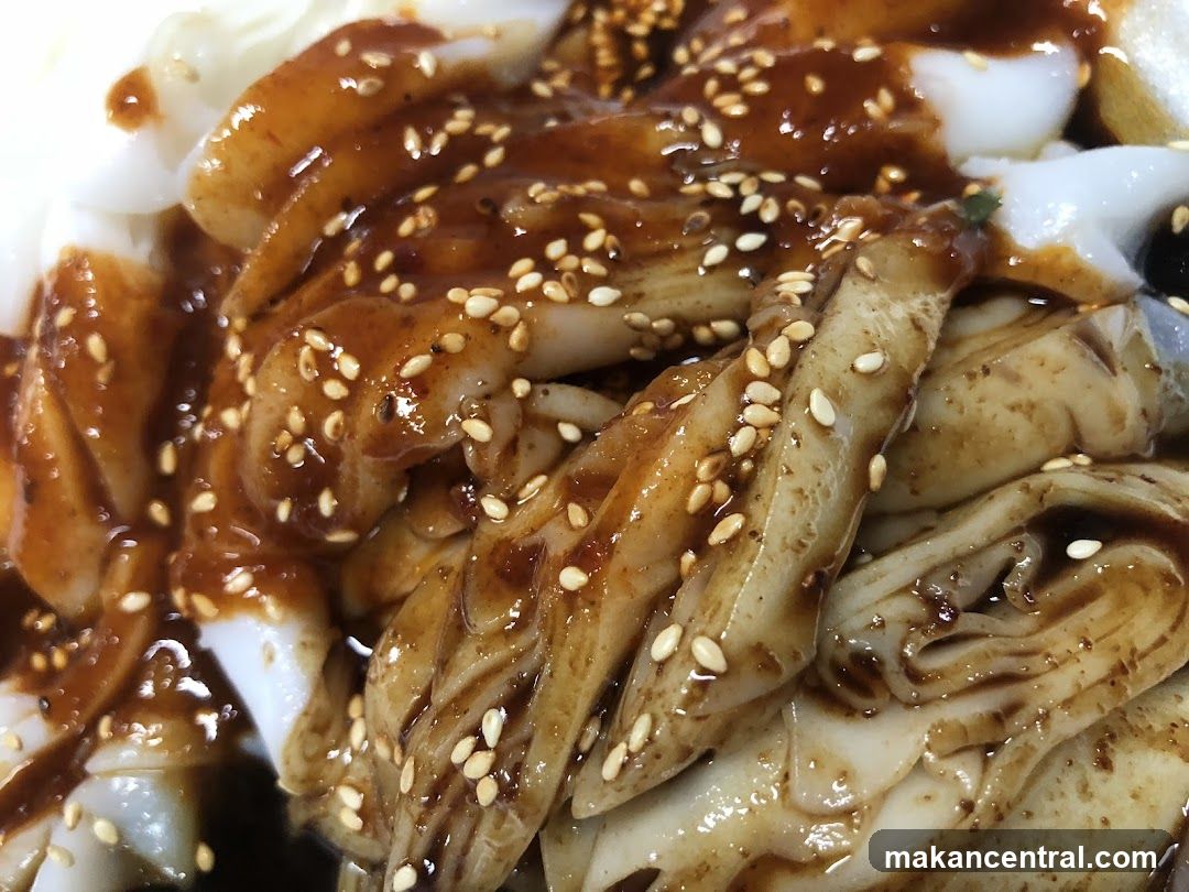 Noodles with Sauce and Sesame Seeds