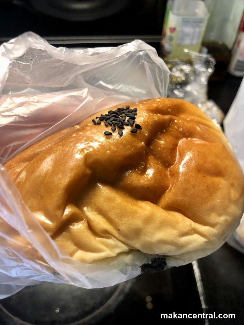 Bun with black sesame seeds